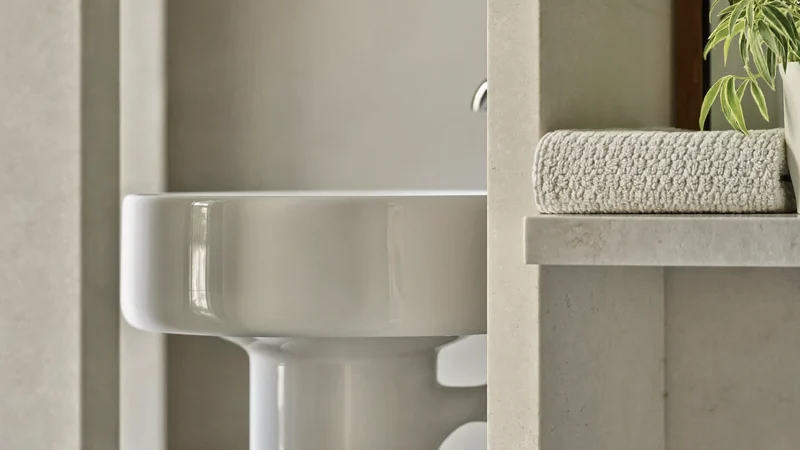 Illustration: sauberes Badezimmerdetail mit Waschbecken, Leinentuch und kleiner Pflanze